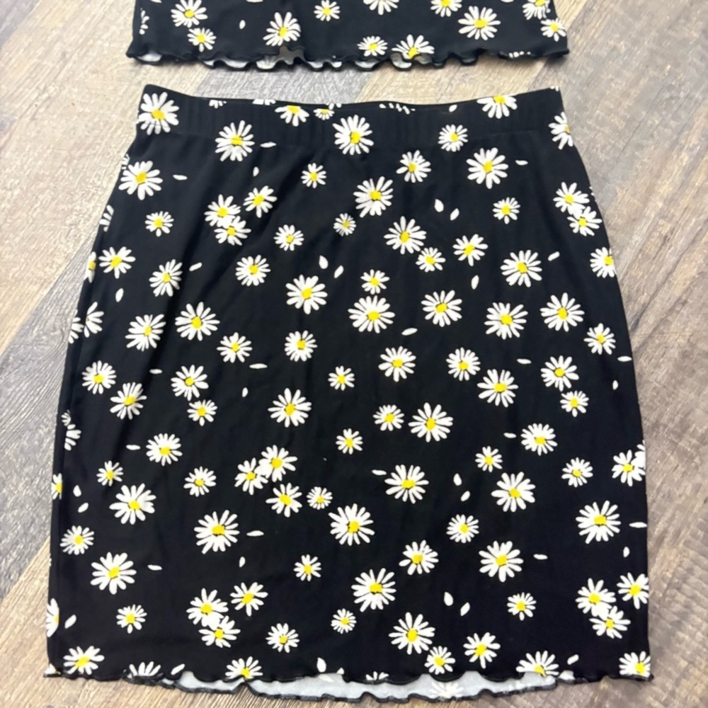 Women’s dress 2 Pc blouse/ Mini Skirt Daisy flowers graphic lettuces edges. - Picture 2 of 7